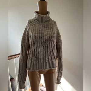 H&M women’s sweater. Color: cream. Size: medium. Like new